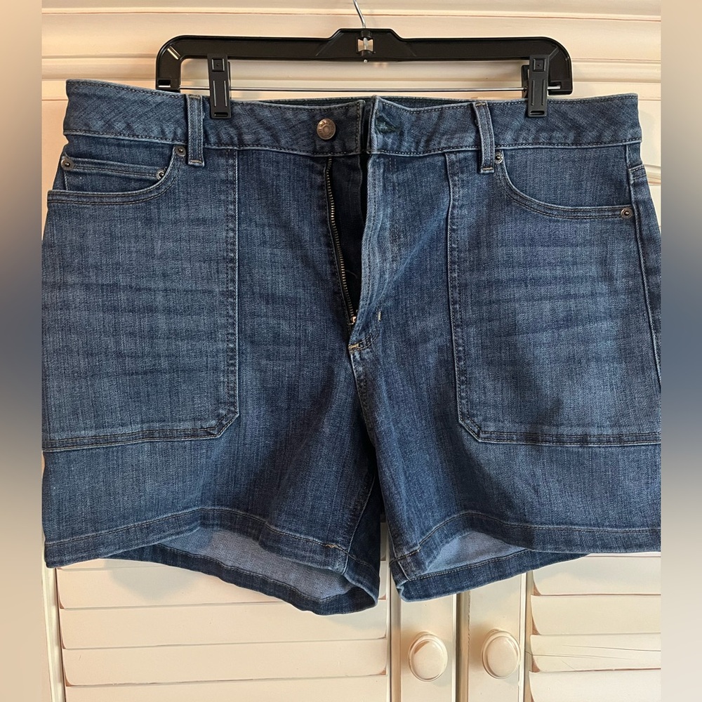 L.L. Bean Favorite Fit Beanflex Shorts. Size 18